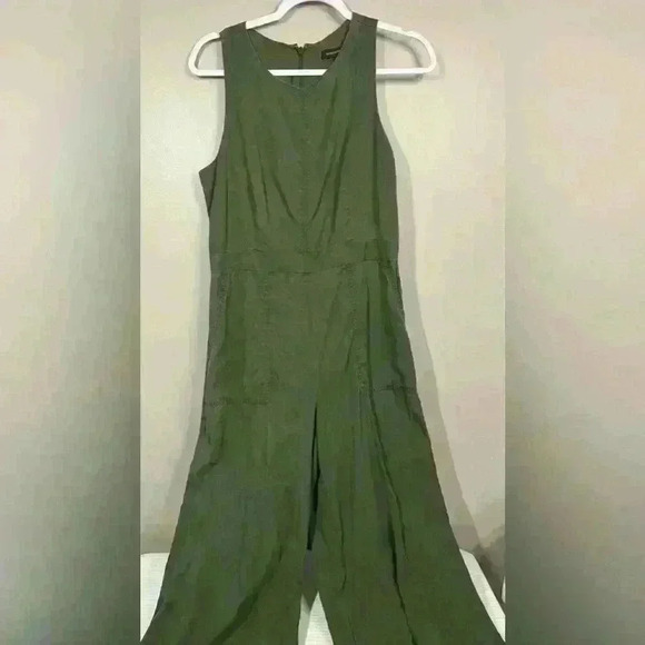 Banana Republic Pants - Banana republic olive green sleeveless wide leg jumpsuit pockets zip up size 6